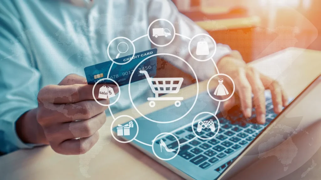 Persona realizando compras en línea con una tarjeta de crédito e iconos digitales de diversos productos